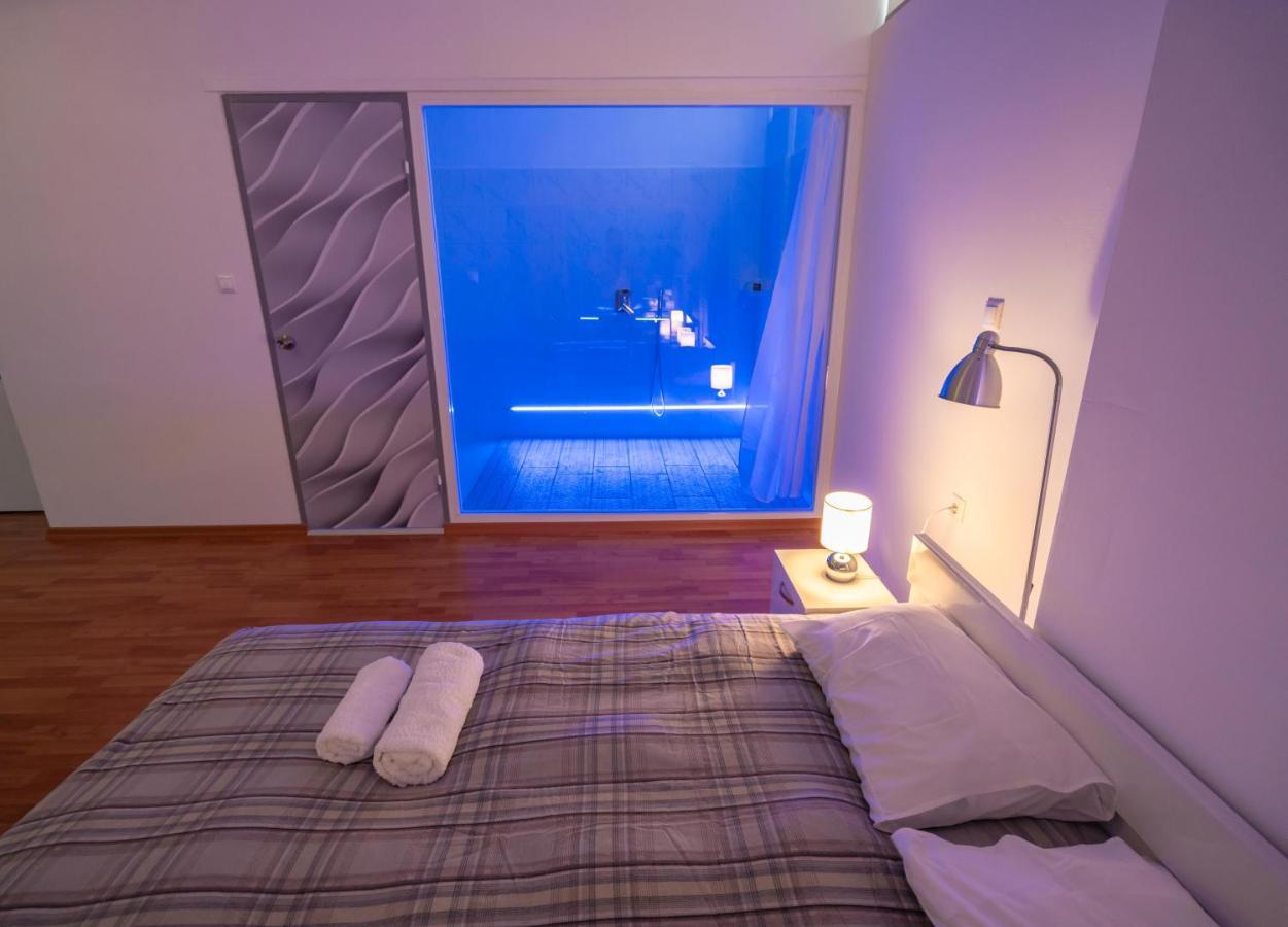Apartment Cinema Zeus - By Avelink *
