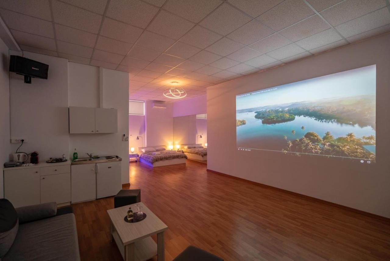 Apartment Cinema Zeus - By Avelink